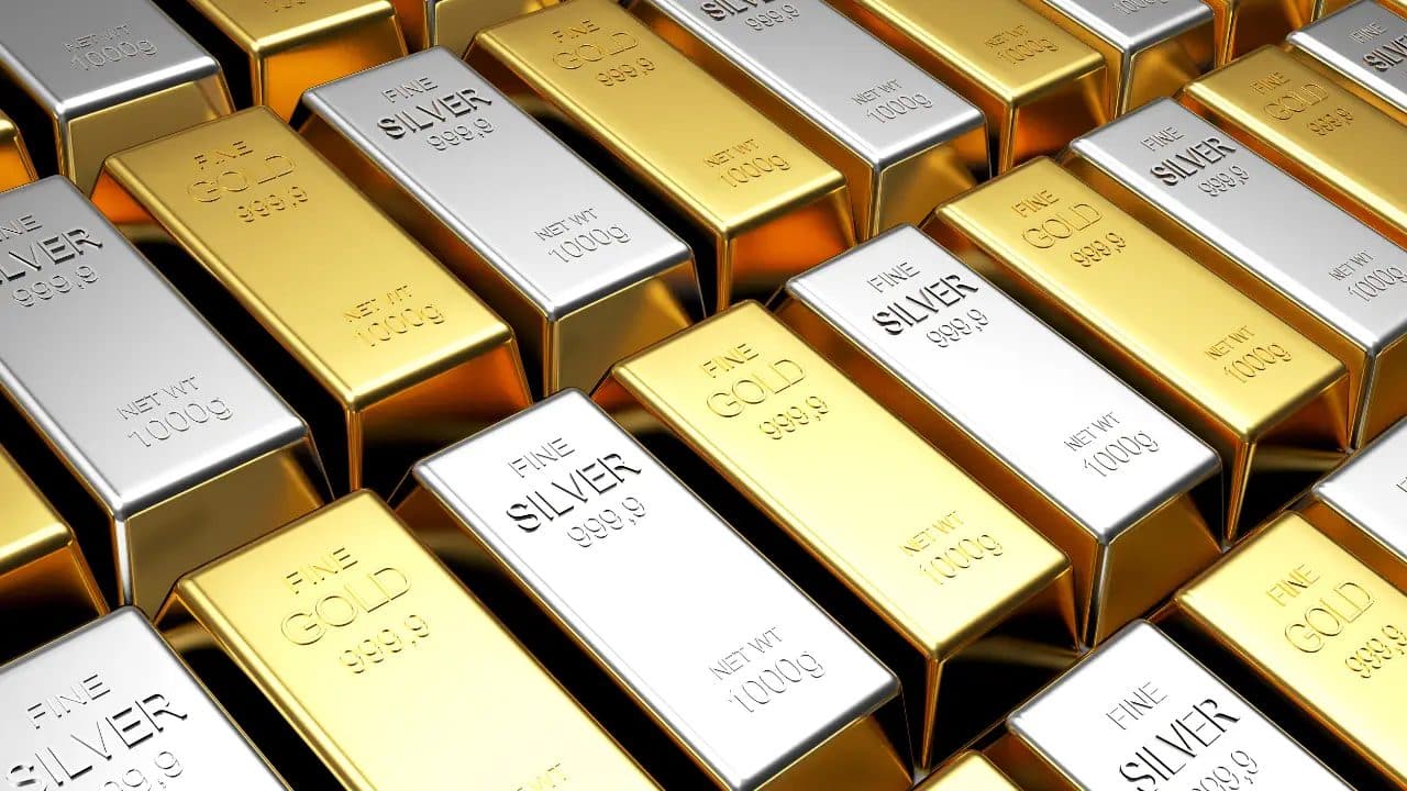 Gold Price Drops by Rs. 400 per Tola While Silver Gains Rs. 40