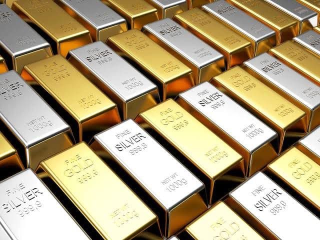 Gold Price Declines Slightly as Silver Records Modest Gain