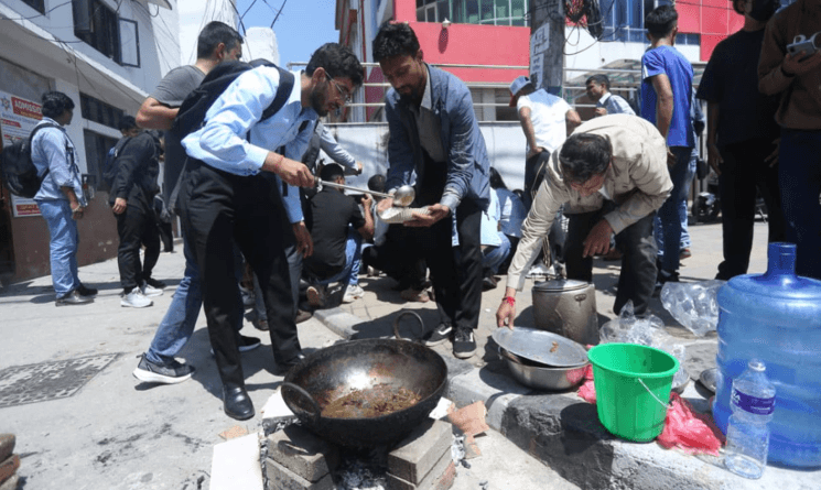 Students Cooked Food Using Firewood on the Road to Protest LPG Shortage