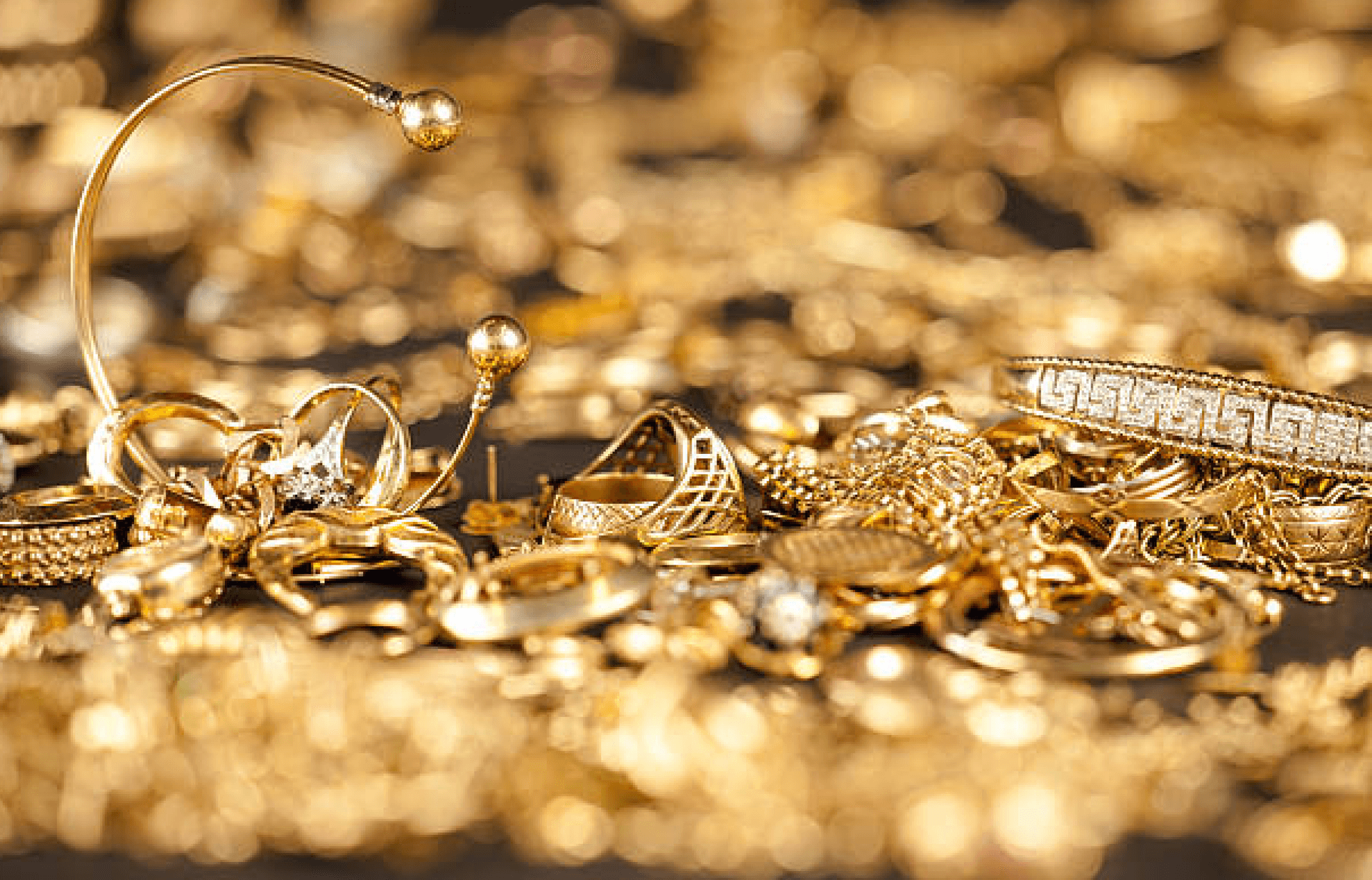 Gold Price Rises Rs 6,400 to Rs 307,900 per Tola